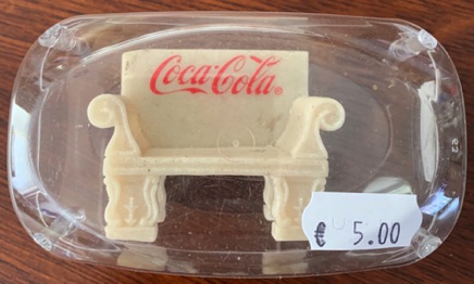 4341 (90135)-1 € 5,00 ccoa cola wit bankje voor coca cola dorp.jpeg